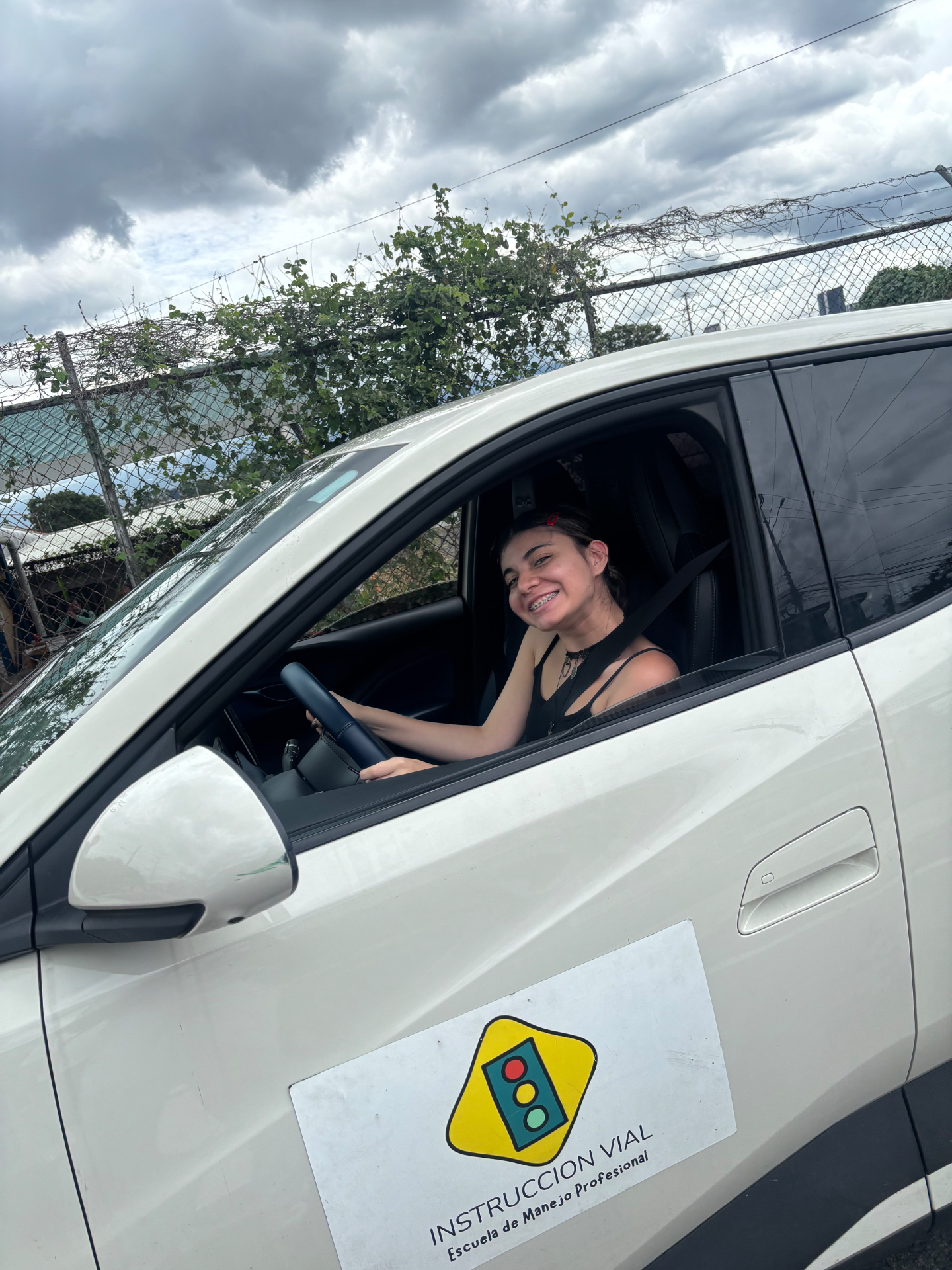 Estudiante de Instrucción Vial al volante de carro de práctica en Costa Rica
